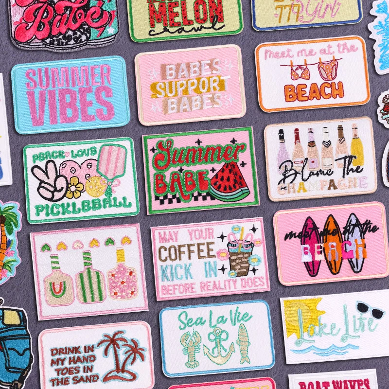 Parche bordado de vibraciones de verano en estilo cartoon