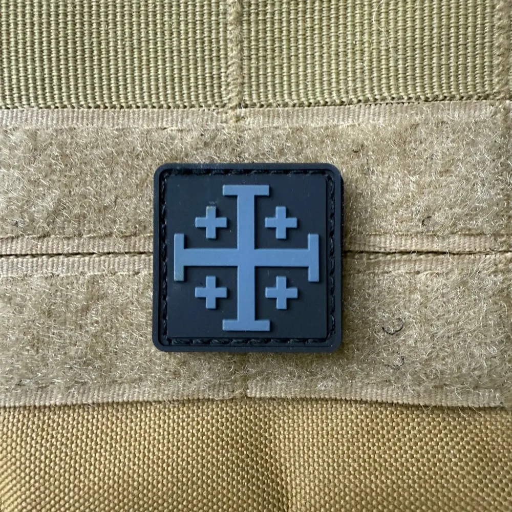 Parche táctico PVC Cruz de Jerusalén con velcro – Insignia moral - imagen 4