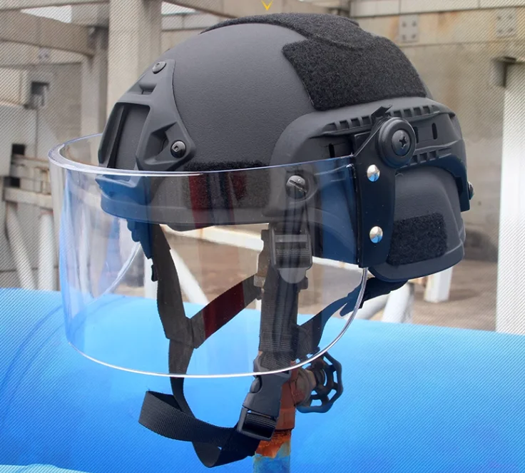 Vista frontal del casco con lente antidisturbios instalada