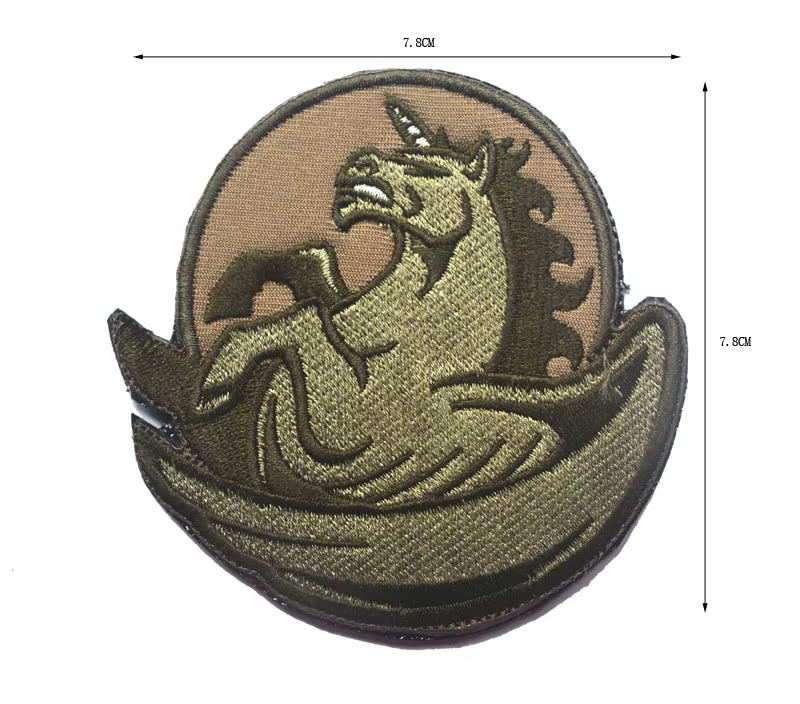 Parche unicornio Pegaso sobre tela oscura