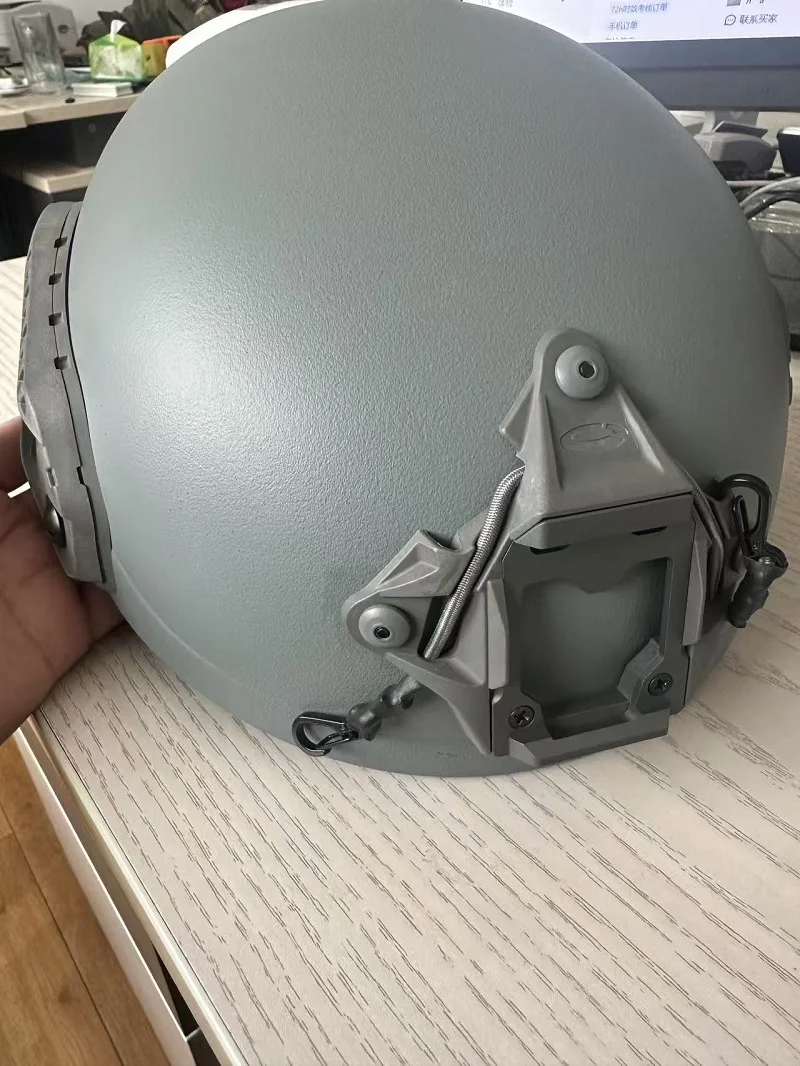 Casco táctico con ajuste y diseño funcional