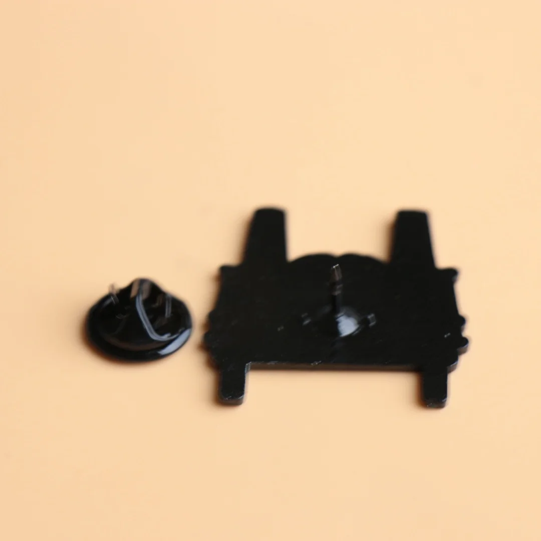 Broche esmaltado para combinar con accesorios