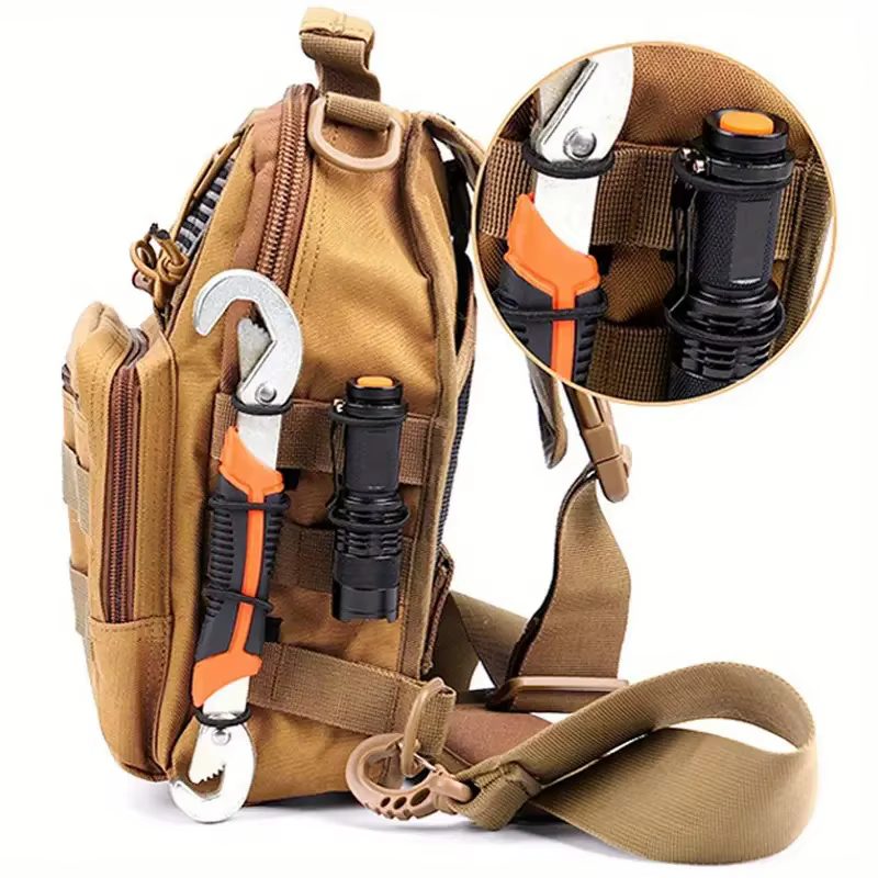 Lot de boucles Molle disposées sur une surface