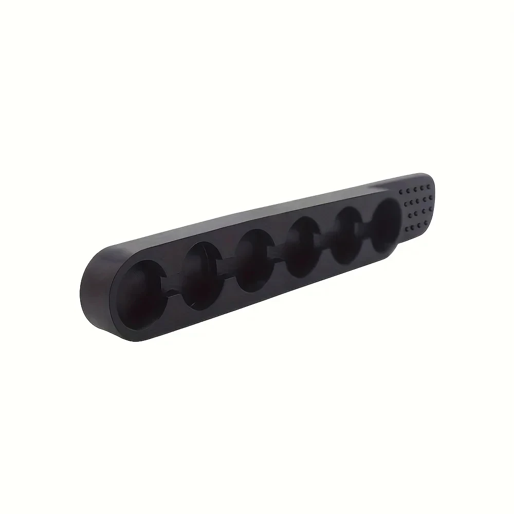 Mano tirador usando la tira de almacenamiento en un escenario de práctica