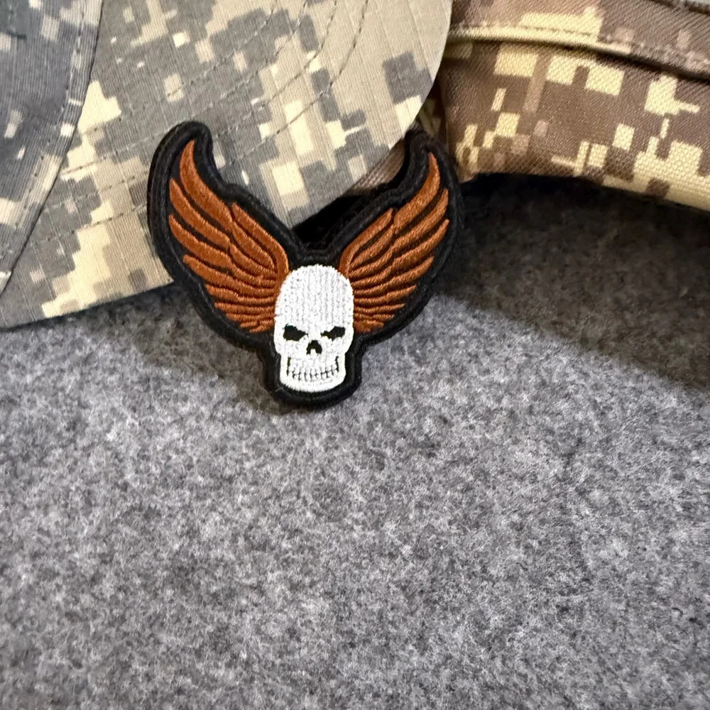 Parche Táctico Bordado Calavera Voladora Gótica para Chaqueta - imagen 3