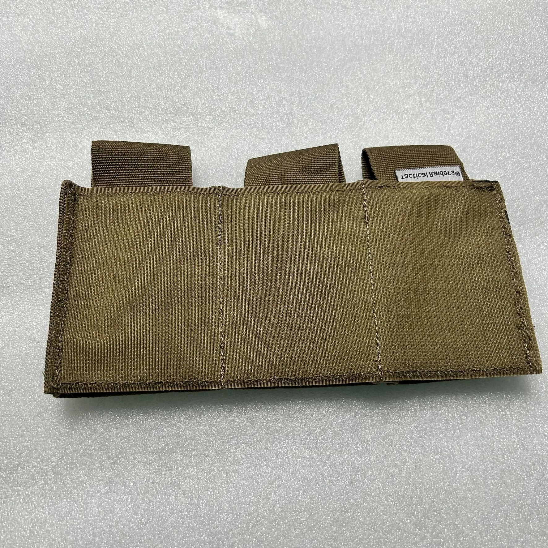 Detalle de cierre de gancho y bucle y diseño compacto
