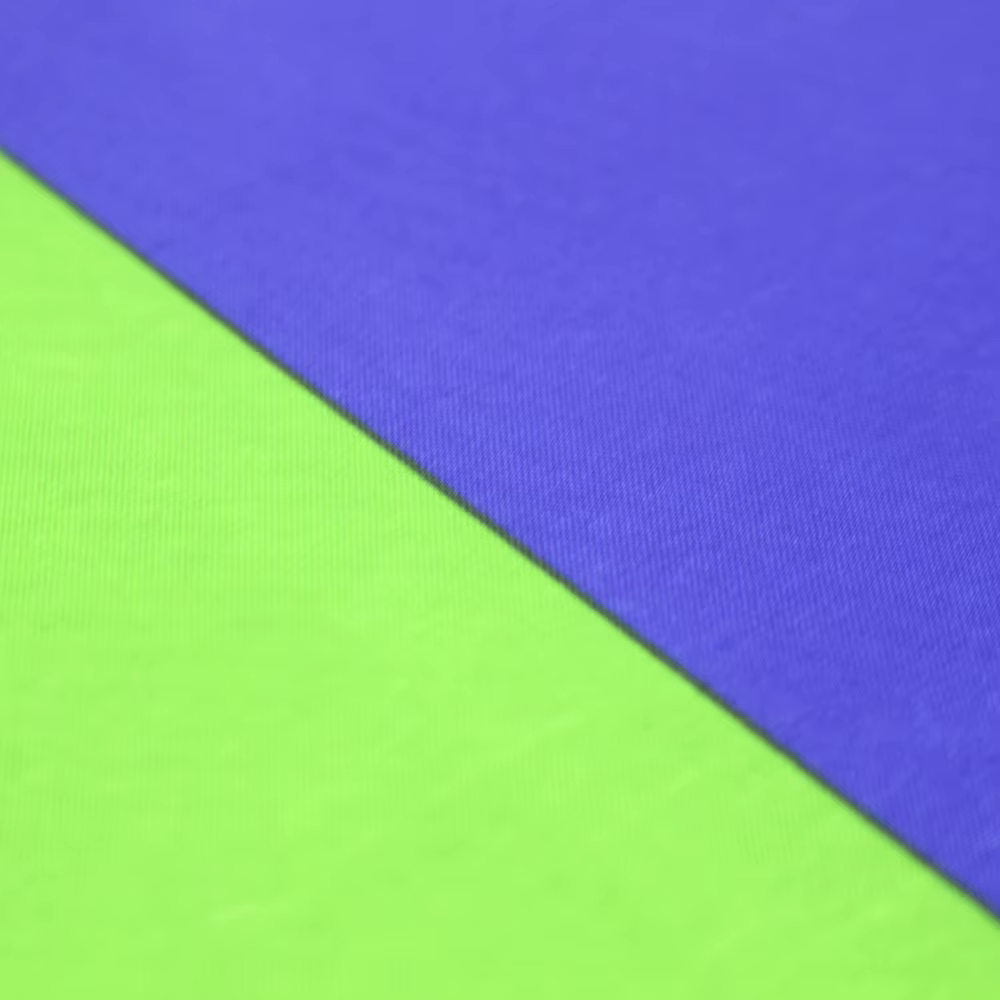Bandera LGBTl colgada en un espacio