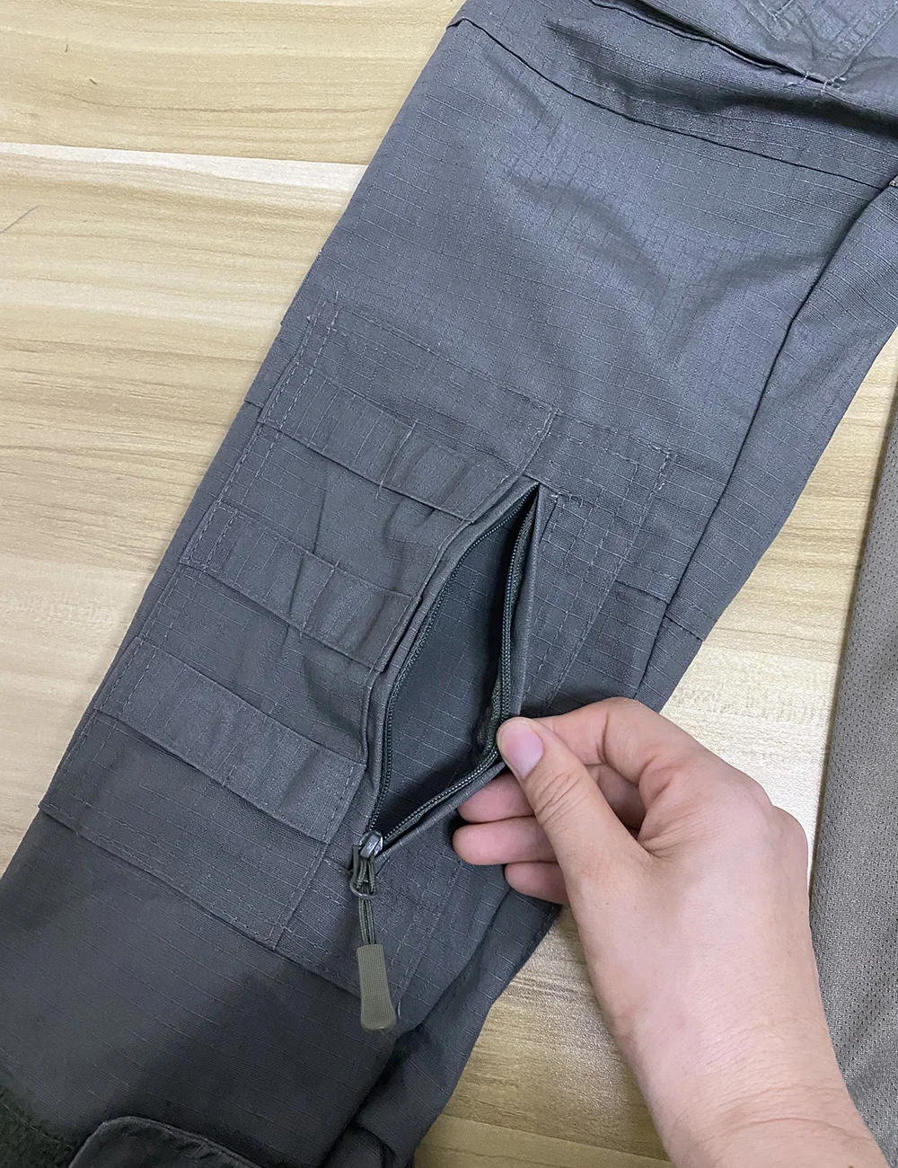 Detalle de axilas reforzadas y tejido para entrenamiento