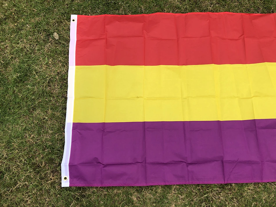 Bandera preparada para colgar en soporte