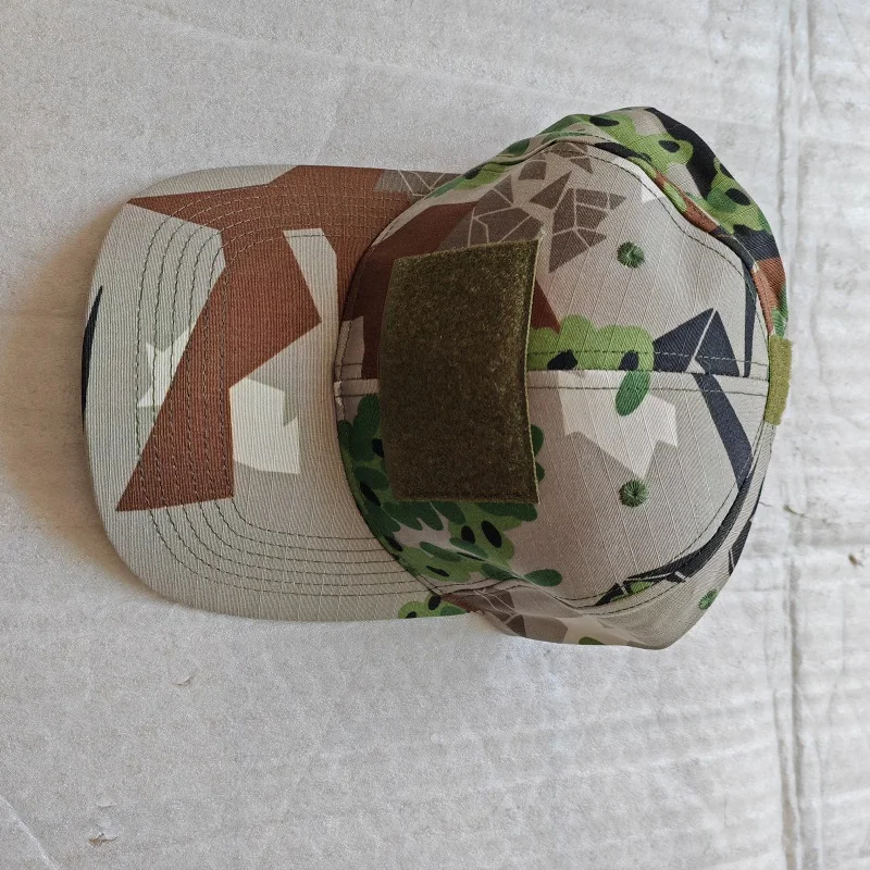 Gorra con diseño AOR2/MCAP/Oak Leaf/Finland