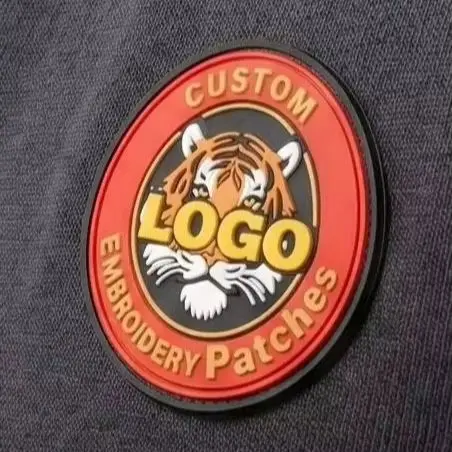 Parche termoadhesivo de goma PVC suave con logotipo en relieve - imagen 3