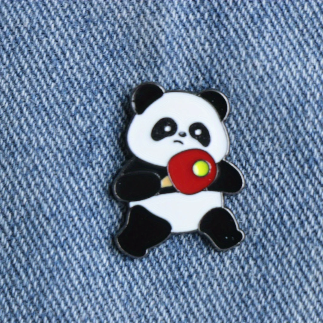 Panda broche esmaltado jugando tenis de mesa