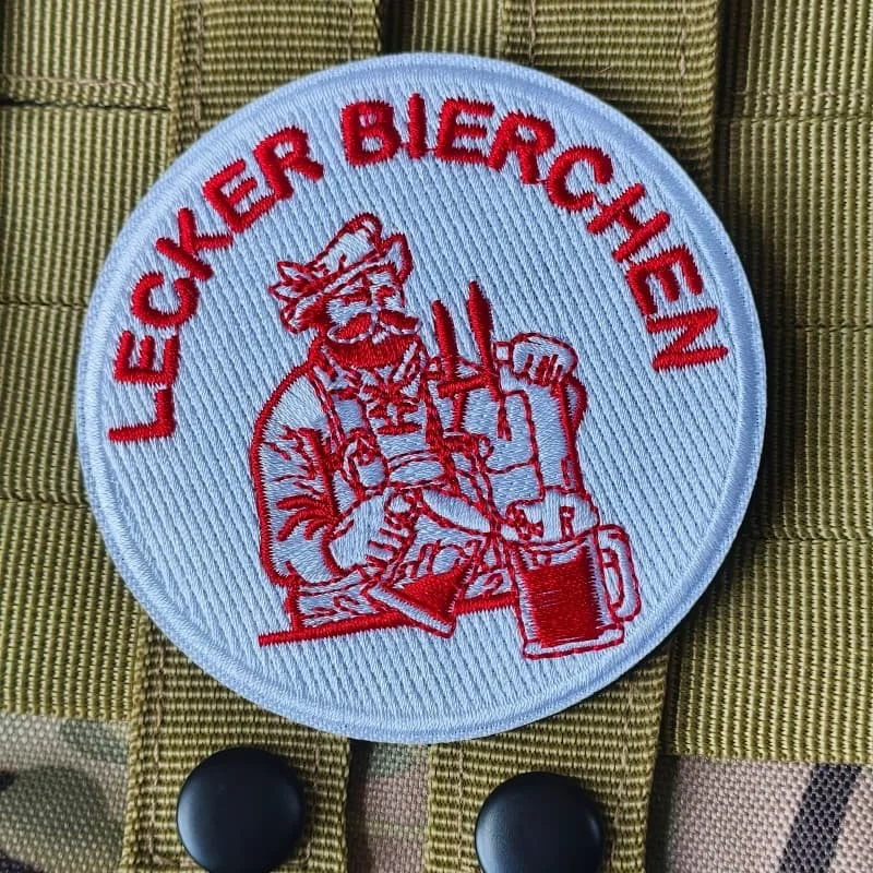Parche táctico bordado Lecker Bierchen con velcro para mochila - imagen 3