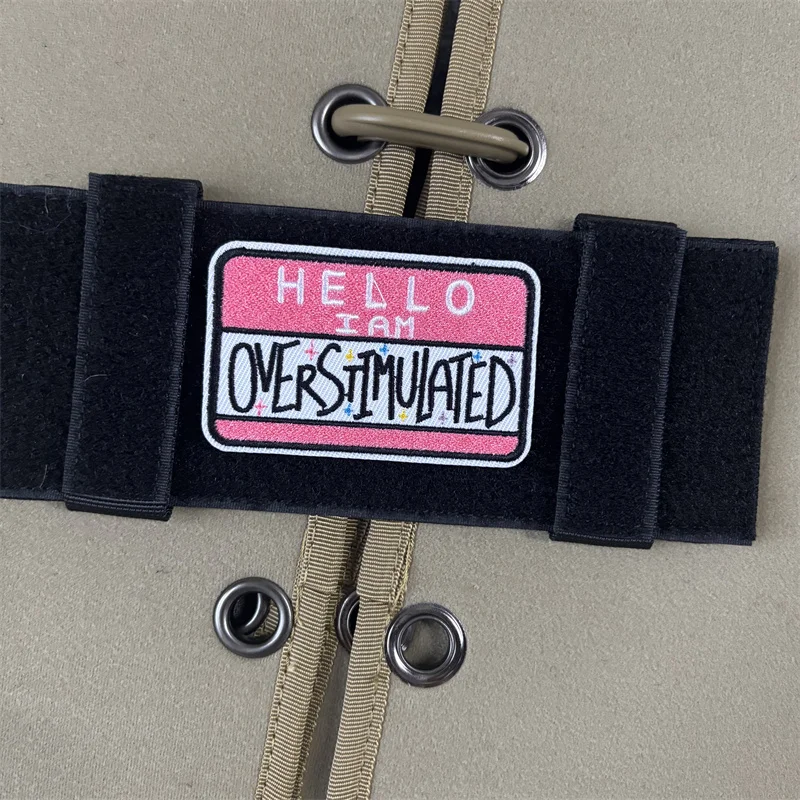 Parche bordado táctico con Velcro «Hola, estoy sobreestimulado» - imagen 3