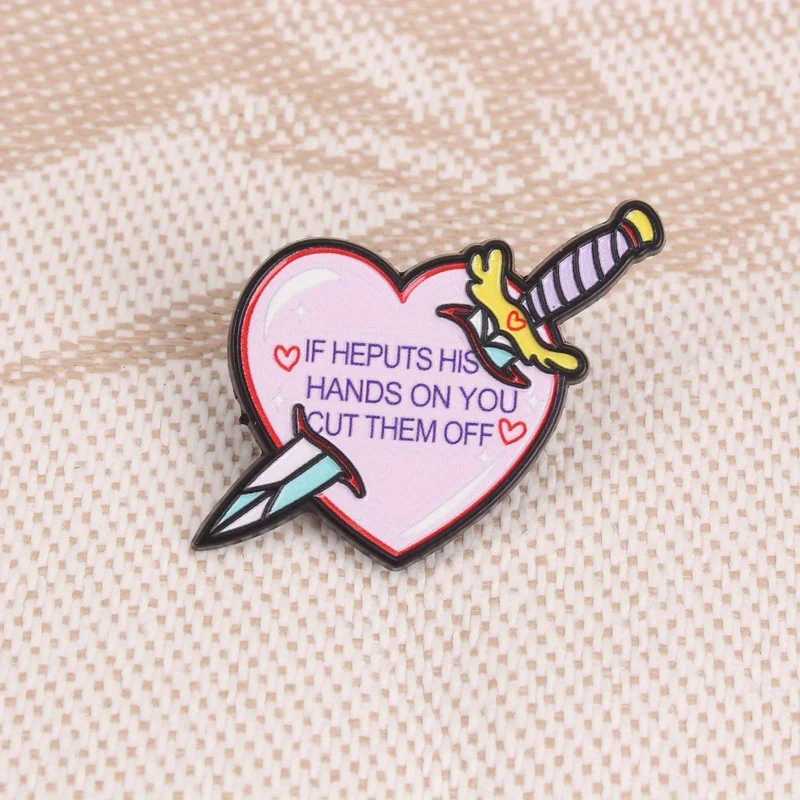 Pin esmaltado corazón y daga – Broche táctico para ropa - imagen 5