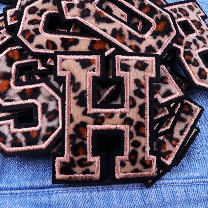 Parche bordado de letras con estampado leopardo para ropa y accesorios
