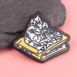 Pin de esmalte felino gato y libro contraste negro/blanco/amarillo