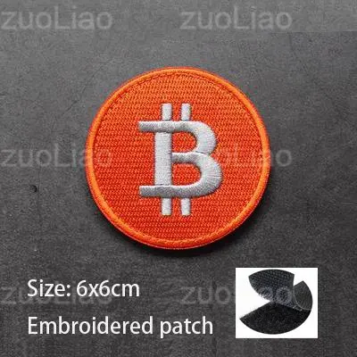 Vista frontal del parche bordado 3D con diseño de trompeta y Bitcoin