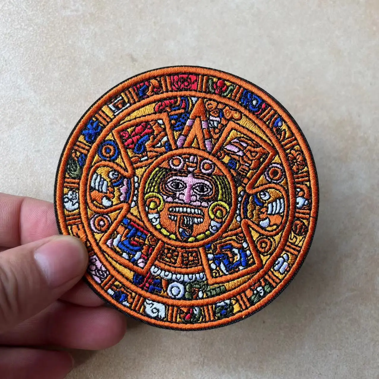 Parche Mayan aplicado en prenda