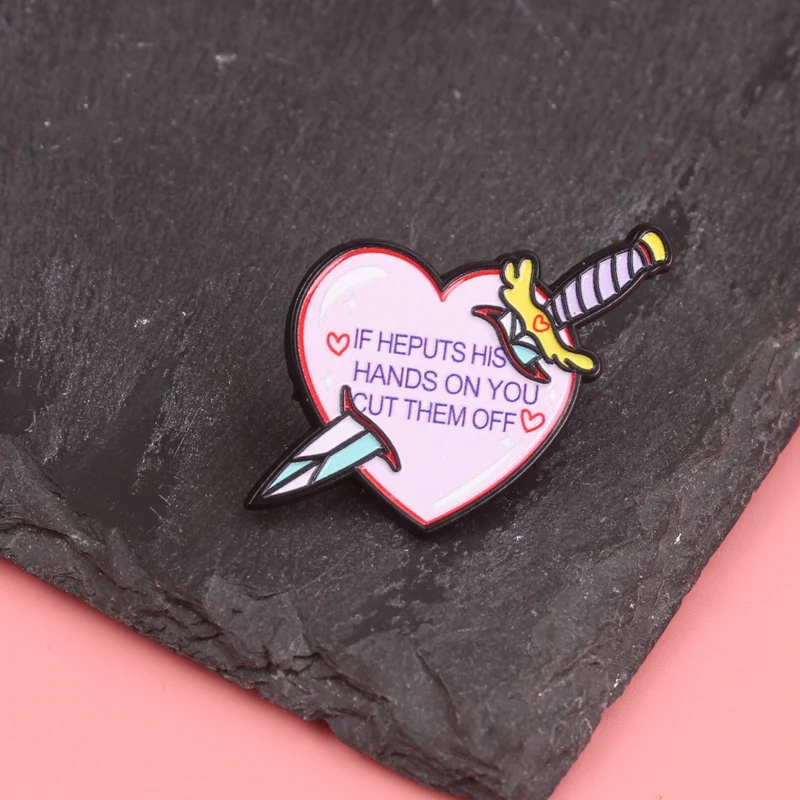 Pin esmaltado corazón y daga – Broche táctico para ropa