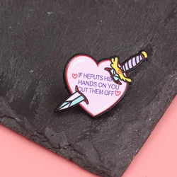 Pin esmaltado corazón y daga – Broche táctico para ropa