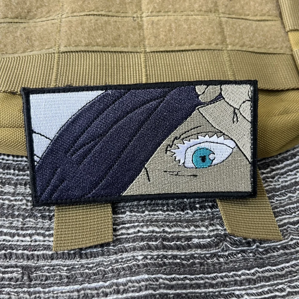 Parche de mochila aplicado sobre tela vaquera para personalización punk