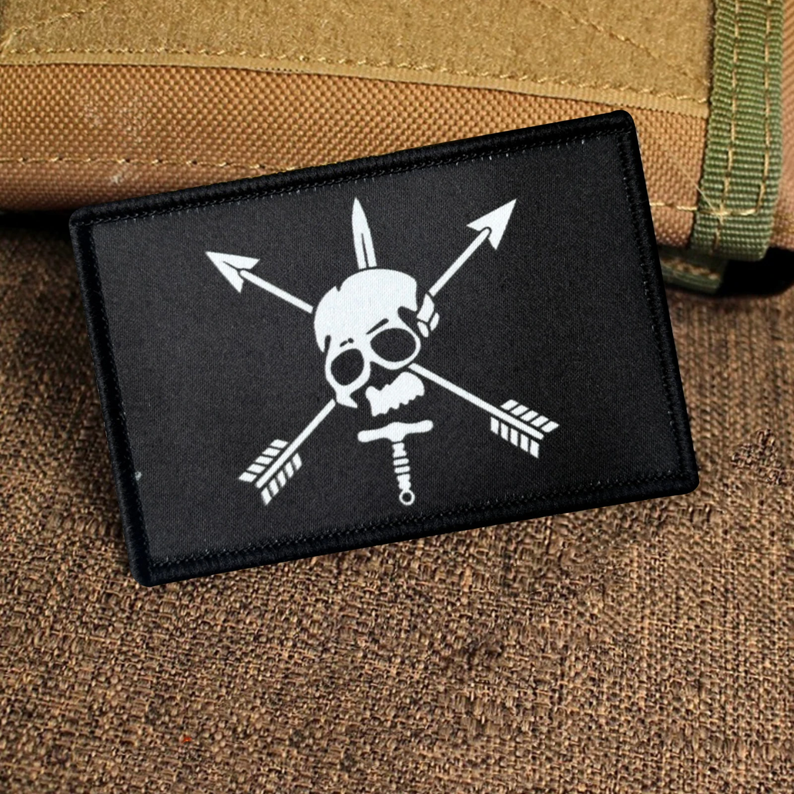 Parche táctico calavera militar con flechas cruzadas gancho y bucle - imagen 4