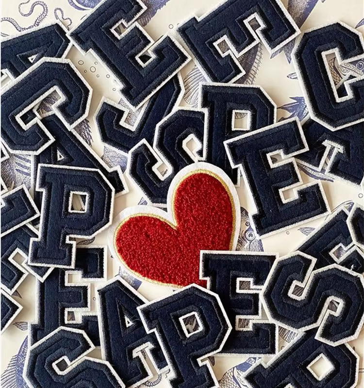 Parches bordados con letras azul marino en diferentes diseños