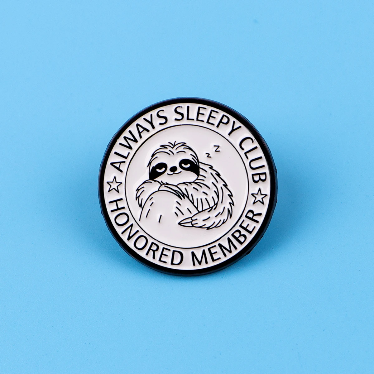 Pin de esmalte Always Sleepy Club con perezoso, broche - imagen 3