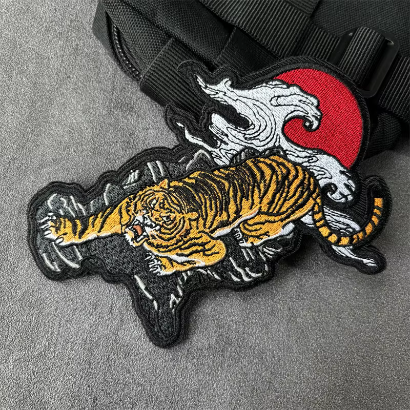 Parche de moral táctico bordado luna sangre tigre agachado con gancho - imagen 2