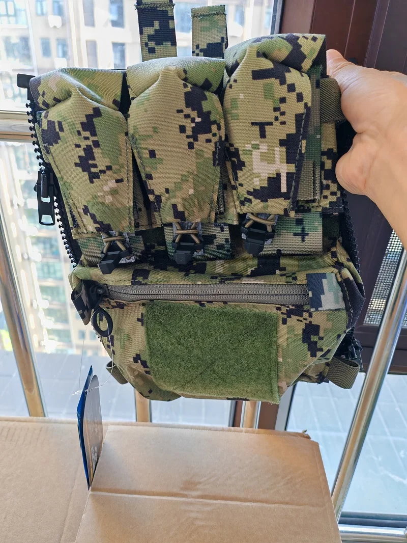 Detalle cierre velcro solapa superior