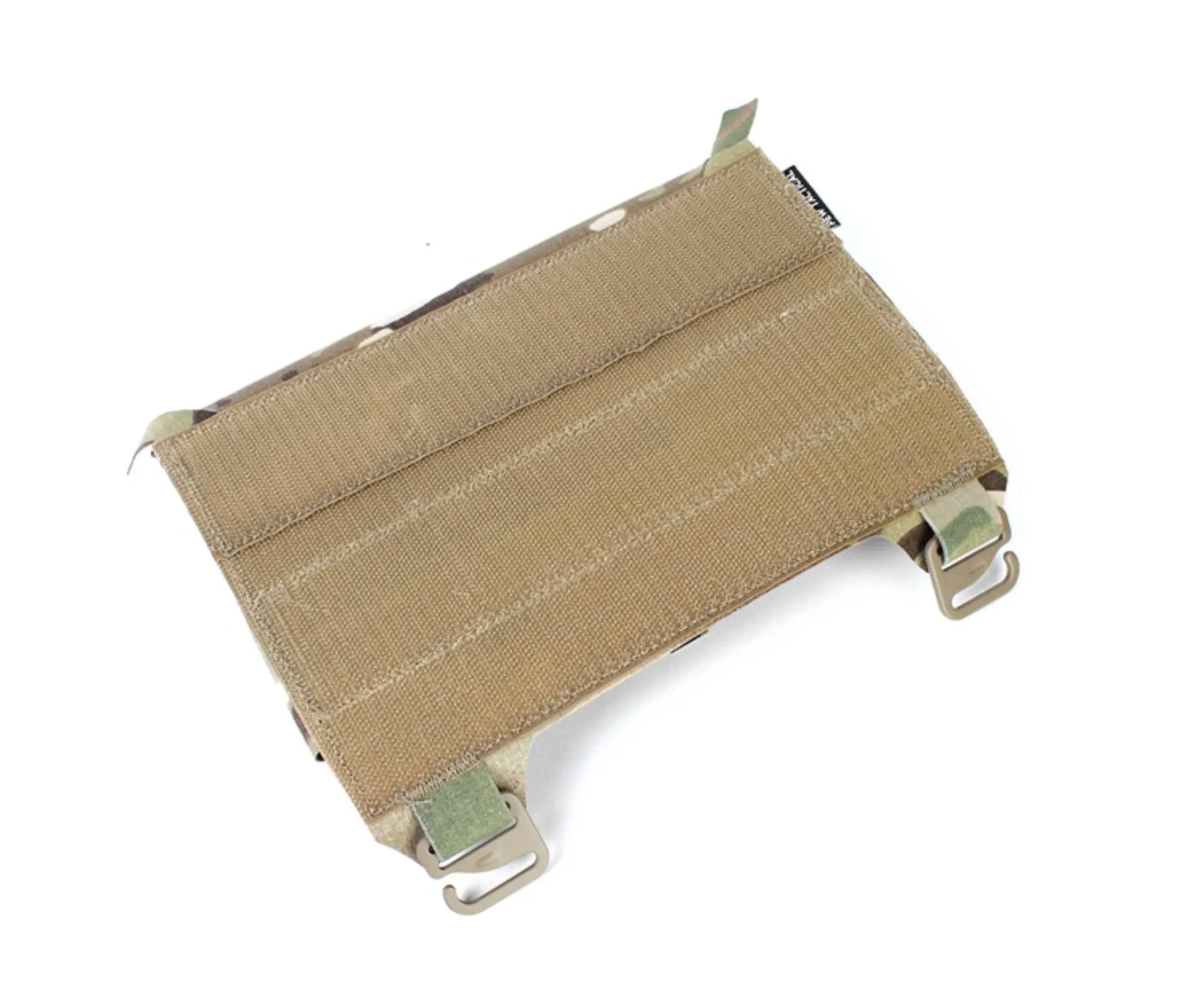 Detalle del sistema MOLLE y compartimentos traseros