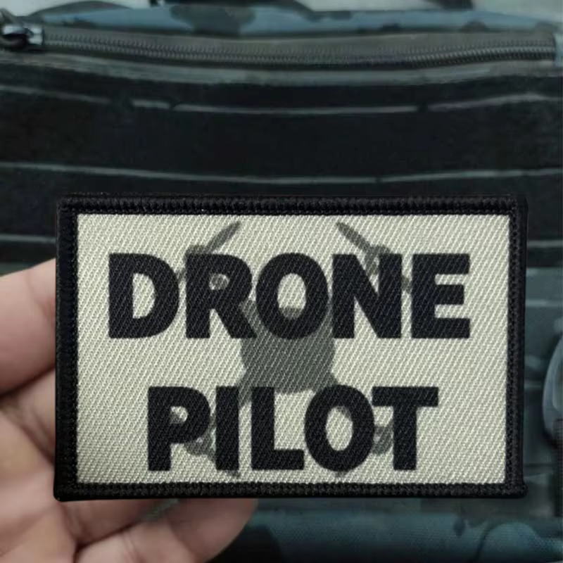 Múltiples parches de piloto de dron en diferentes ángulos