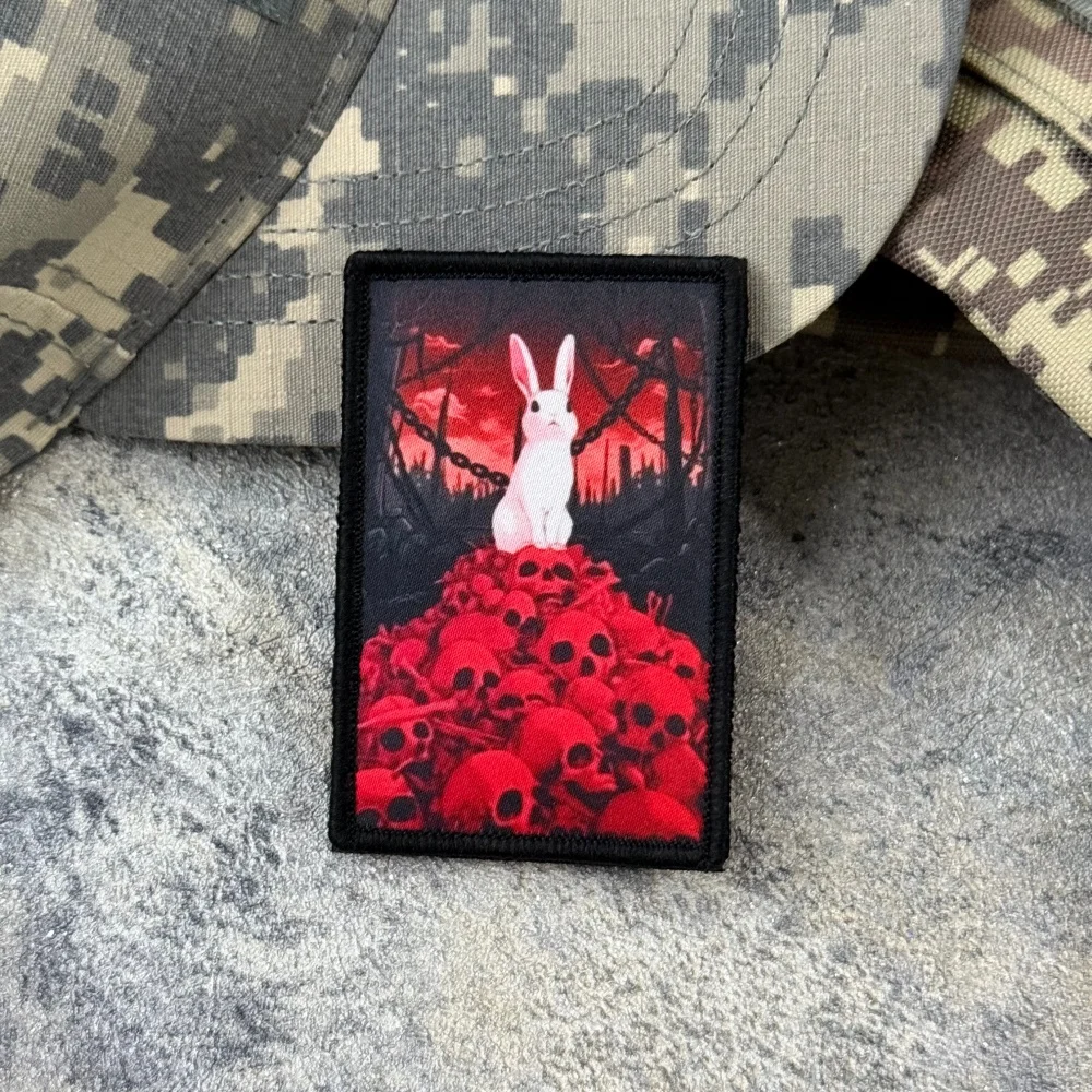Parche táctico conejo blanco con calaveras rojas y velcro y mochilas - imagen 4
