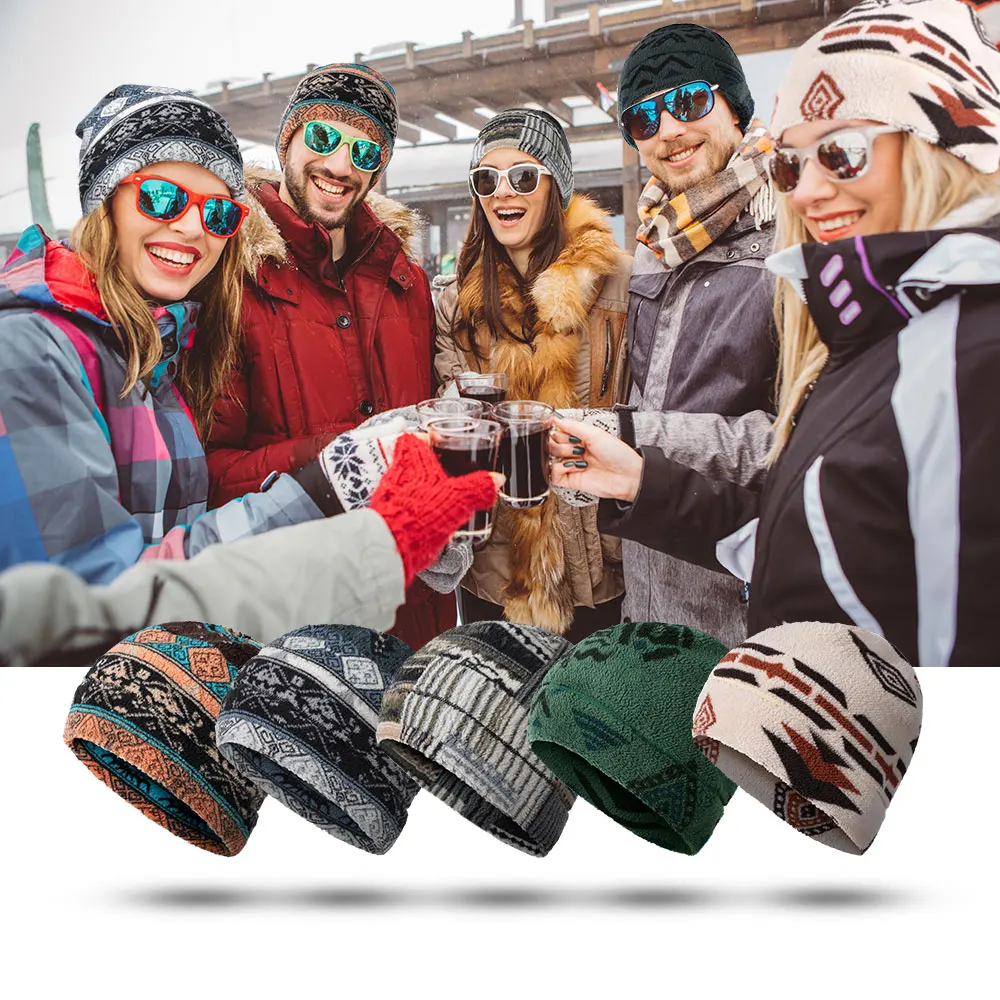 Gorro térmico de felpa para invierno mostrando su ajuste elástico