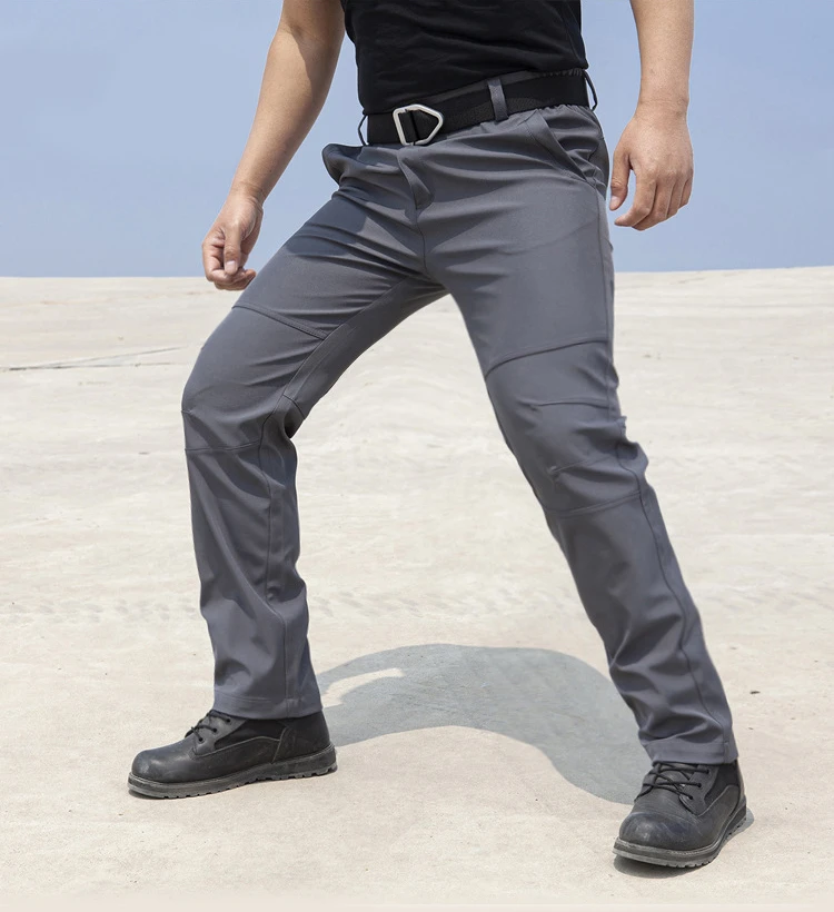 Pantalones tácticos colgados secándose al aire libre