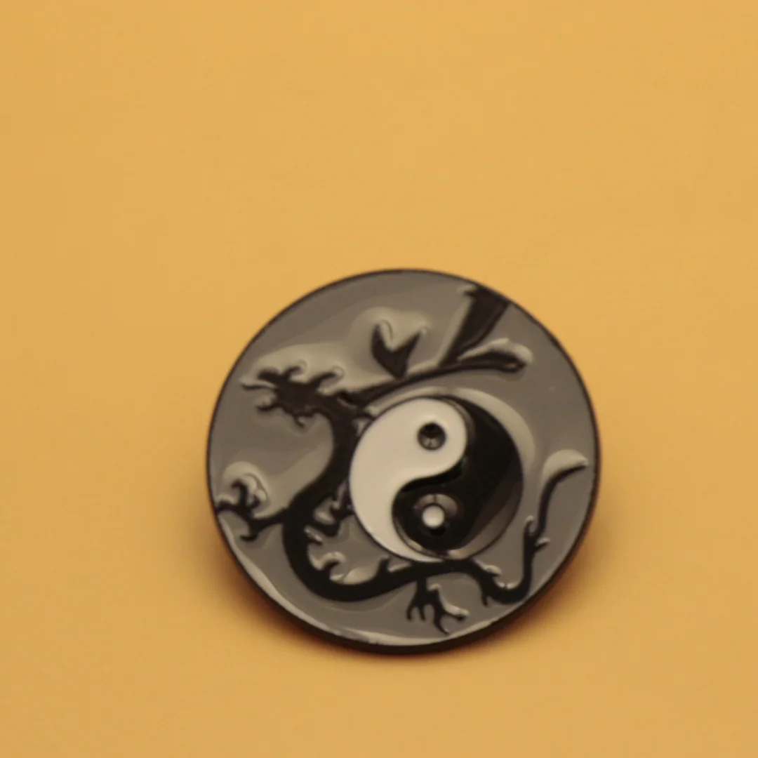 Pin Yin-Yang decorativo para ropa y mochilas