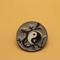 Pin Yin-Yang decorativo para ropa y mochilas
