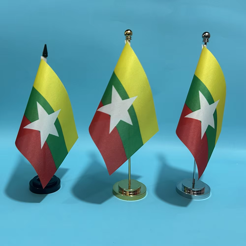 Bandera de Myanmar sobre base de escritorio con mástil y banderín desplegados