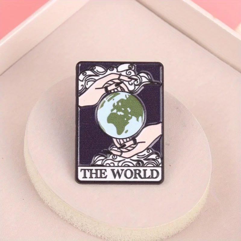 Broche esmaltado El Mundo tarot manos en relieve – insignia