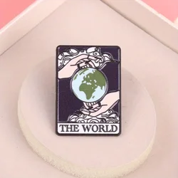 Broche esmaltado El Mundo tarot manos en relieve – insignia
