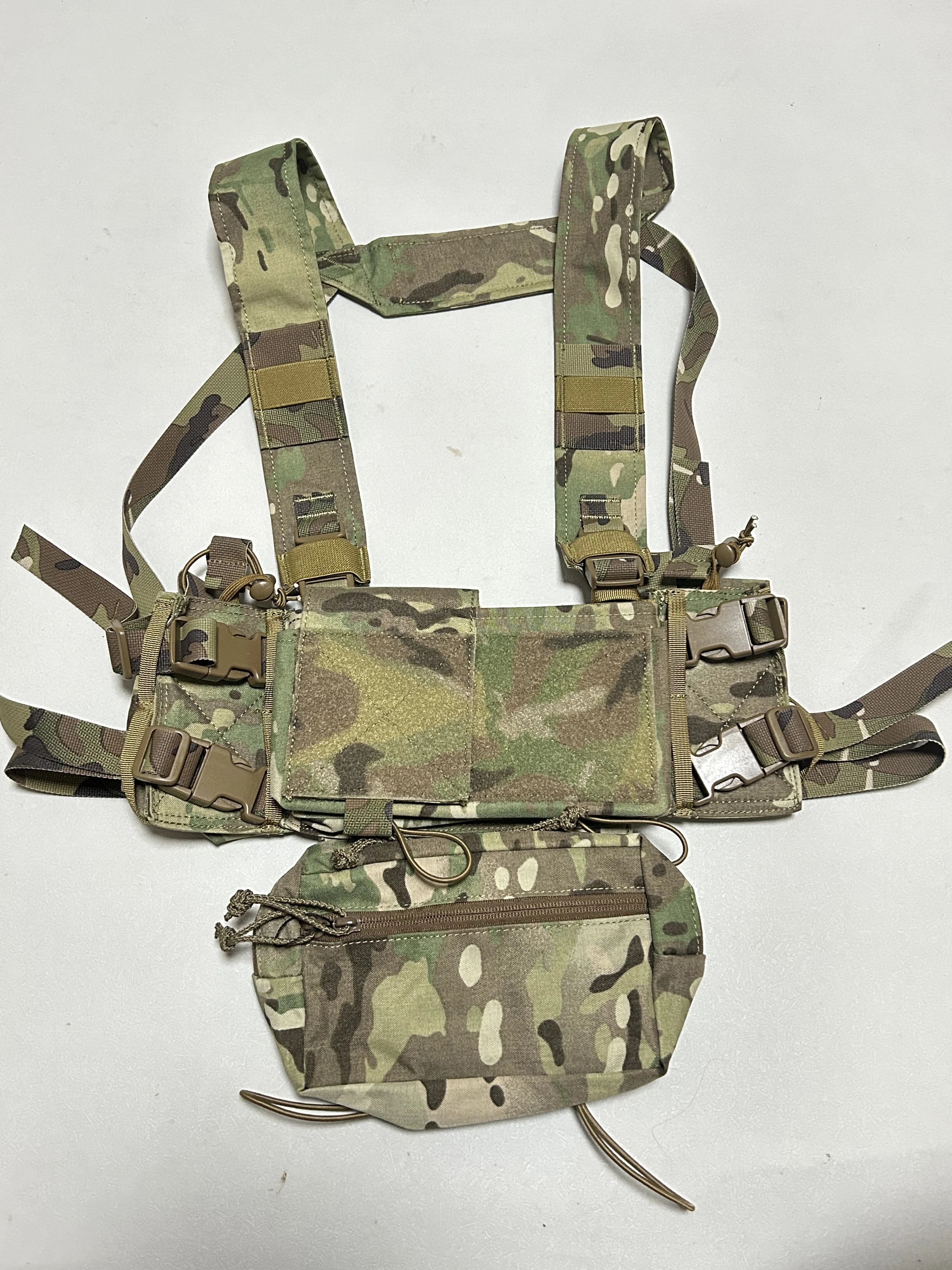 Plataforma pecho táctica multicam con sistema MOLLE