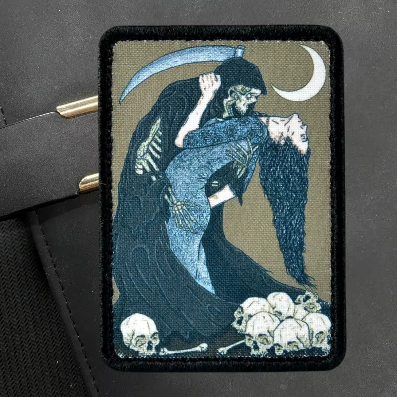 Parche táctico Dance with Death – Calavera con hoz para equipamiento MOLLE - imagen 2