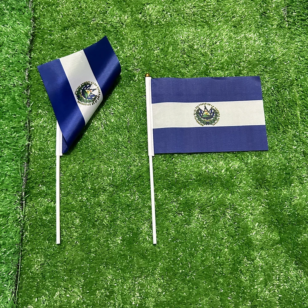 Bandera de mano El Salvador con asta de plástico para desfile - imagen 2