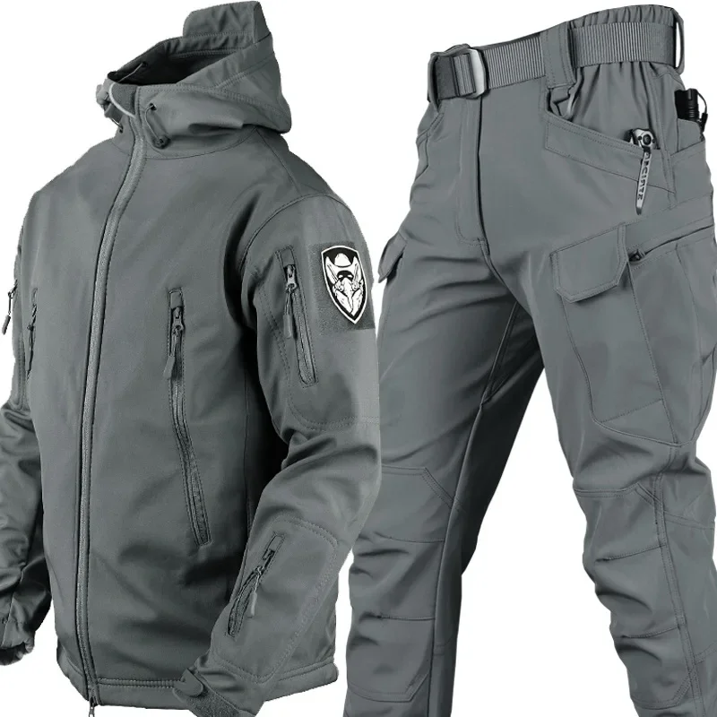 Chaqueta táctica con cremallera y detalles de ajuste