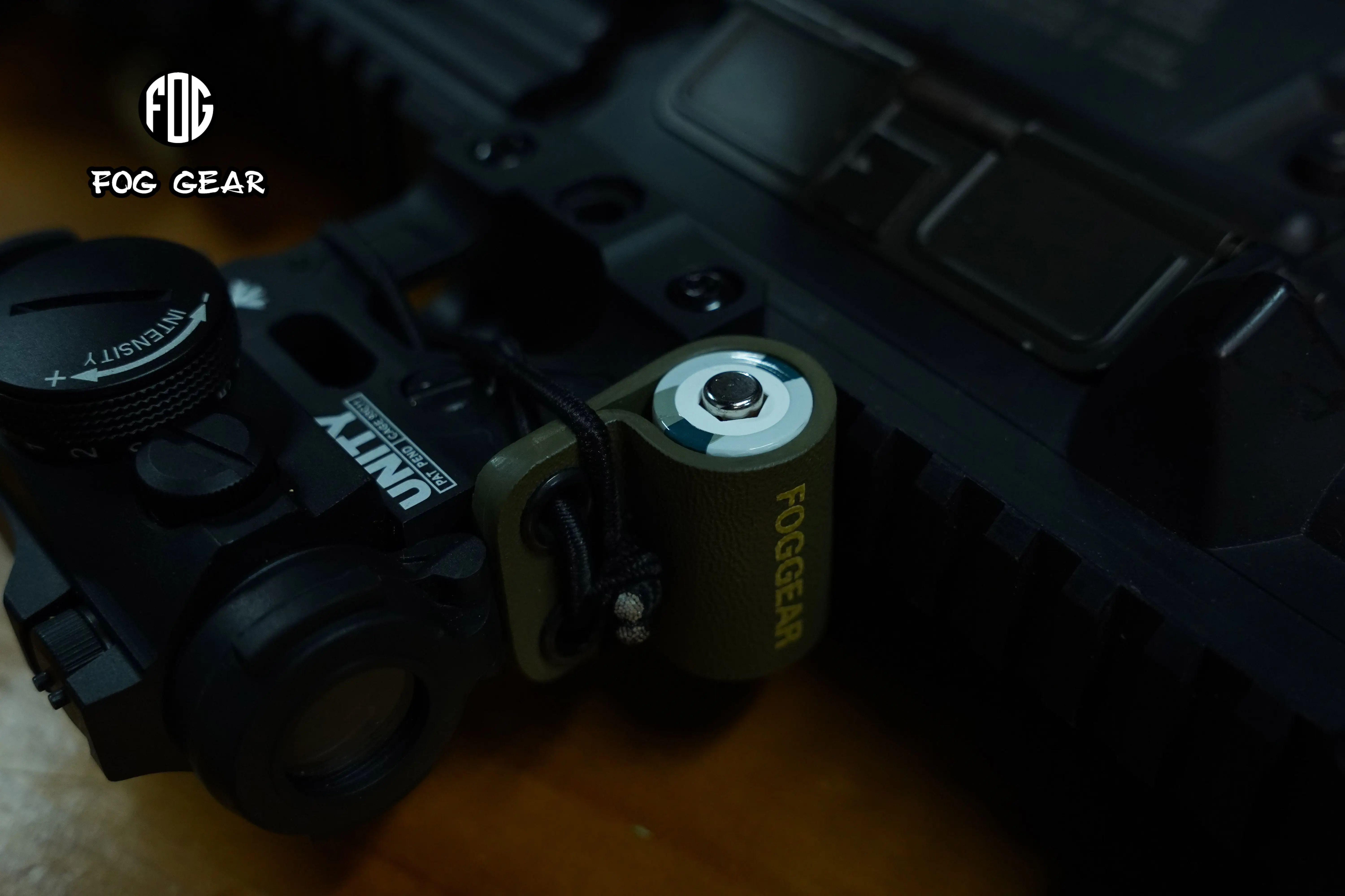Caja táctica de kydex con punto rojo holográfico