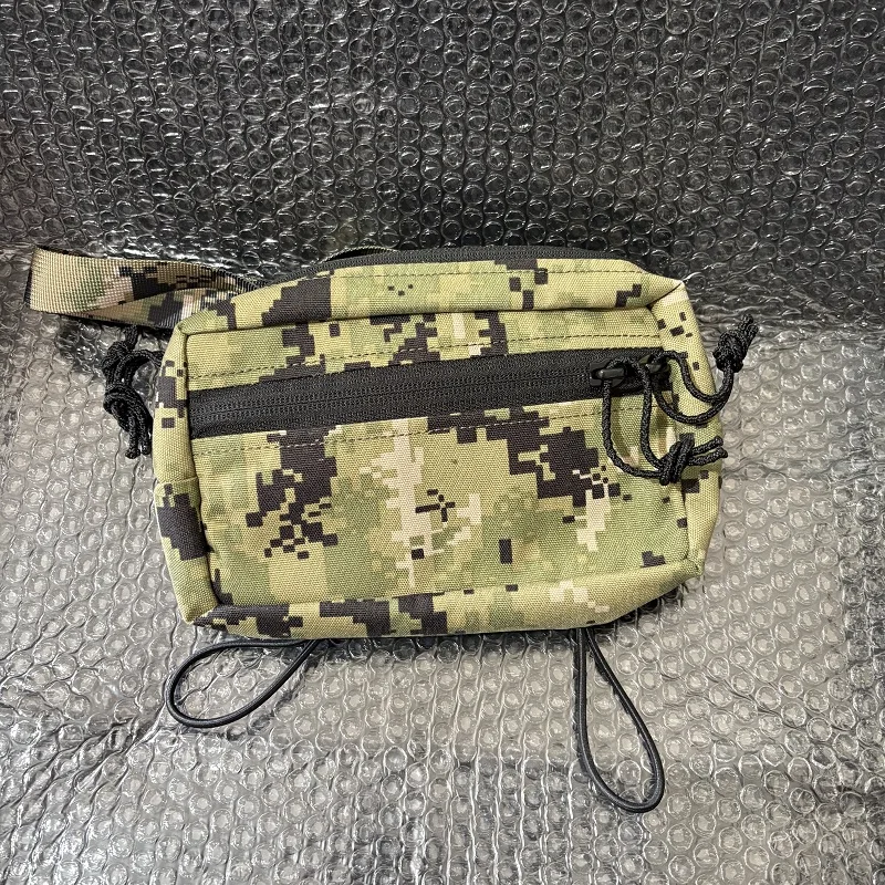 Detalle del bolso tipo canguro/cinturón para organización