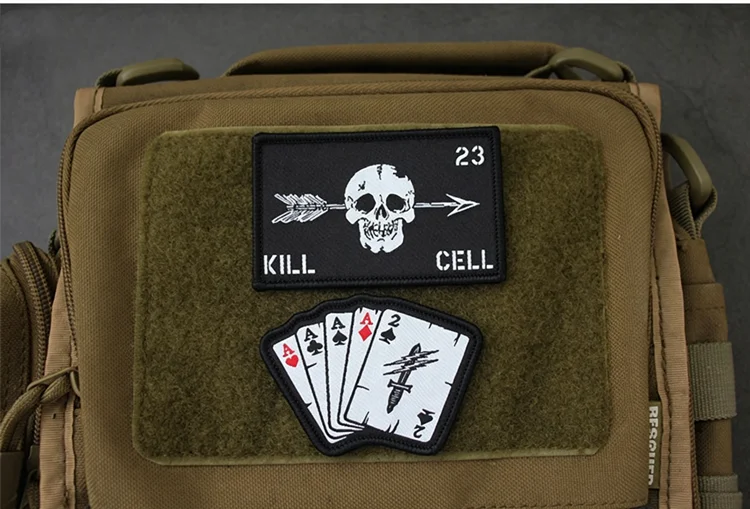 Detalle del parche bordado táctico con diseño “KILL CELL”