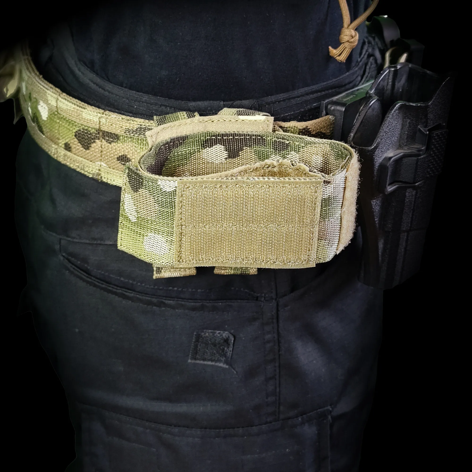 Detalle del moldeado interno en Kydex y hebillas de ajuste