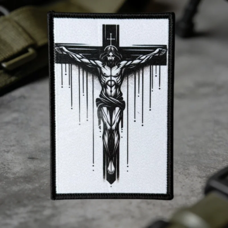 Parche táctico cruz cristiana con velcro para mochila y ropa - imagen 3
